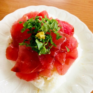 青じそをのせて鉄火丼